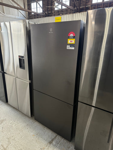 Factory second Electrolux 496L Ultimate Taste 500 Bottom Mount Refrigerator Matte Black EBE5002BD-R - Second Hand Appliances Geebung